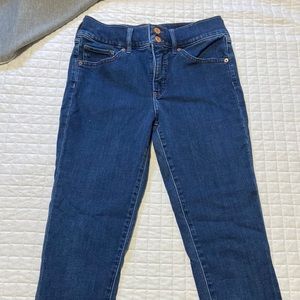 Express Brand Cropped Skinny, Mid Rise Denim. Medium wash. Size 6 Regular.